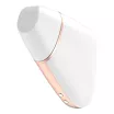 SATISFYER léghullámos csiklóizgató Love Triangle White - vibrációs funkcióval, fehér színben, vízálló, akkumulátoros, ingyenes applikációval
