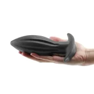 RENEGADE fenékdugó Bomba Black Large - fekete színben, stimuláló felszínnel, L méretben, vízálló (18,7 cm)