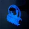 LOVETOY Lumino péniszgyűrű  Play Vibrating Penis Ring - kék színben világító, vibrációs funkcióval, heregyűrűvel, vízálló, elemes