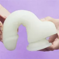 LOVETOY élethű dildó 8" LUMINO PLAY - nagy méretű, herékkel, rugalmas, letapasztható, sötétben világít, szilikon (20,9 cm)