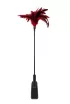GUILTY PLEASURE cirógató Feather Crop - fekete és piros színben, tollas cirógató és paskoló véggel