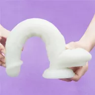 LOVETOY élethű dildó 10,5" LUMINO PLAY - extra nagy méretű, herékkel, rugalmas, letapasztható, sötétben világít, szilikon (26,9 cm)