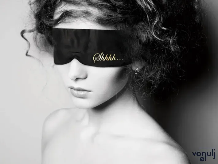 BIJOUX INDISCRETS szemtakaró Shhh Blindfold - fekete színben