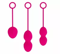 SVAKOM gésagolyó  Nova Ball Plum Red - piros színben, 3 különböző méretű golyópár, vízálló
